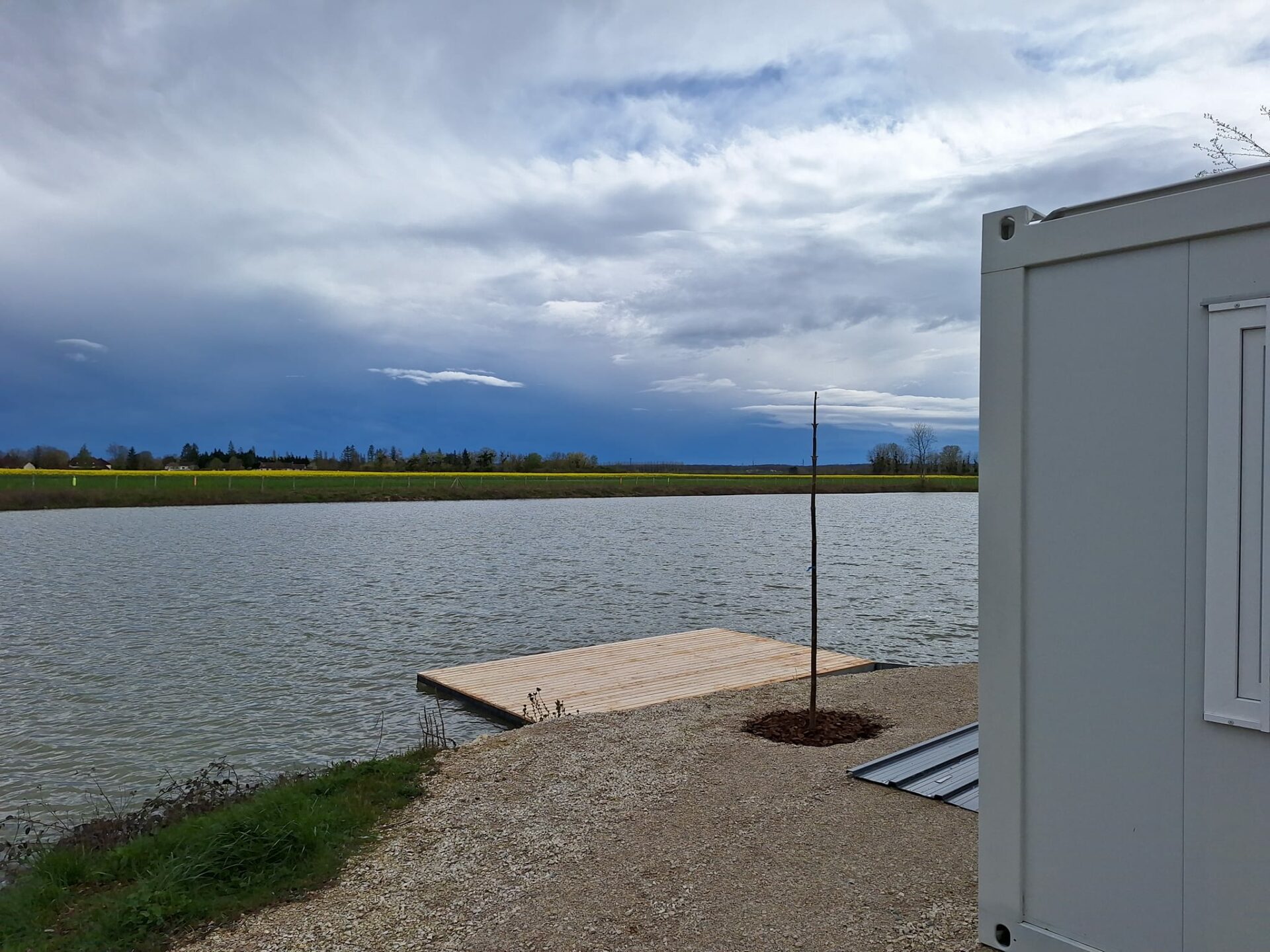 Les Érables, étang de pêche de 4ha dans l'Aube, équipé de bungalow avec abris et ponton