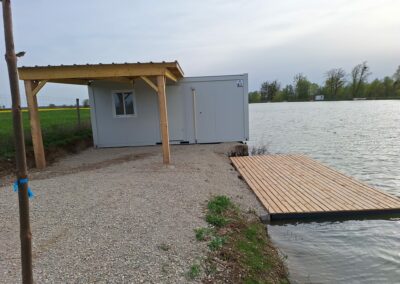 Les Érables, 4-hectare fishing pond in the Aube region, equipped with bungalows with shelters and pontoon.