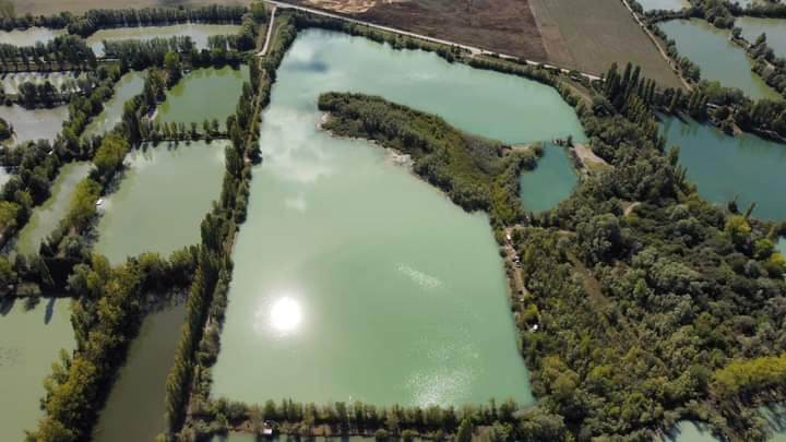 Le domaine, étang de pêche de 12ha à Rumilly-lès-Vaudes